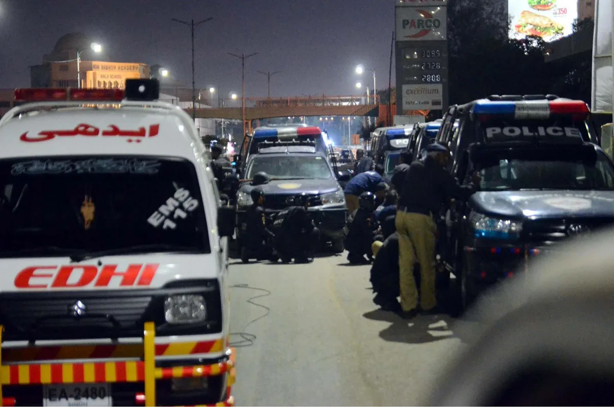 Aumentan a más de 20 los muertos por un atentado suicida en un edificio policial en Pakistán