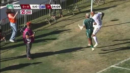 Un jugador desmayó a una fotógrafa de un pelotazo en la cara y recibió fuertes críticas: el video que se viralizó en Brasil