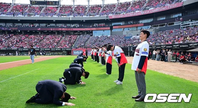 [사진]부모님에게 큰절 올리는 2027 KIA 신인선수들