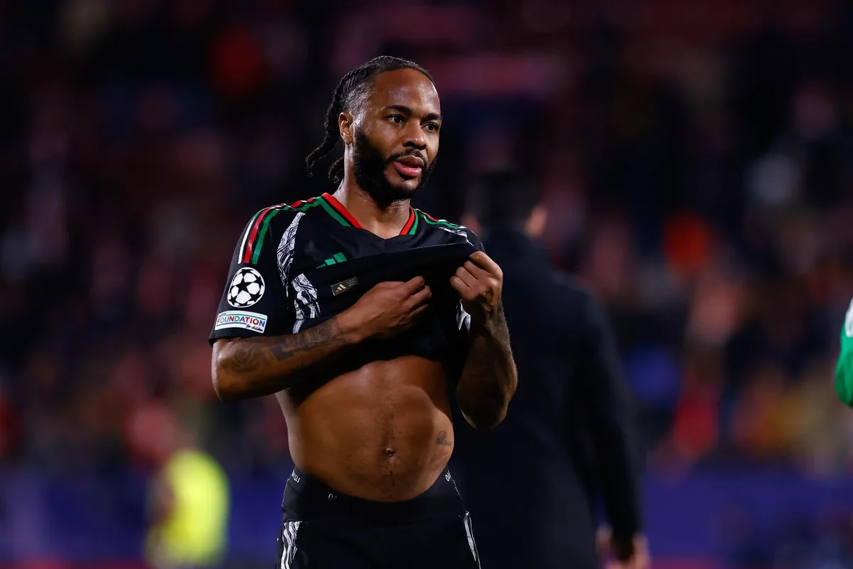 El delantero inglés Raheem Sterling, acusado de conducción temeraria tras un accidente en la autopista