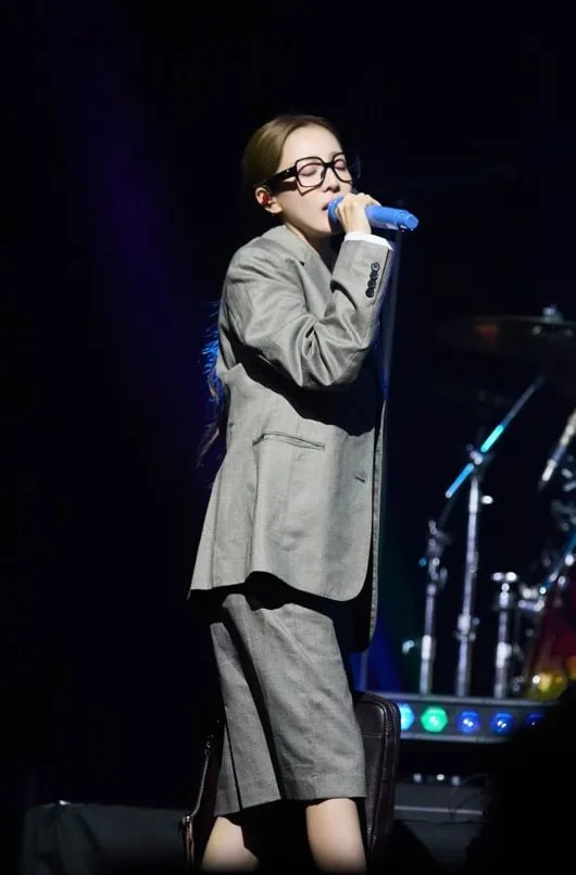 '37kg' 산다라박, 정장 차림 무대 의상도 이겨내는 포스