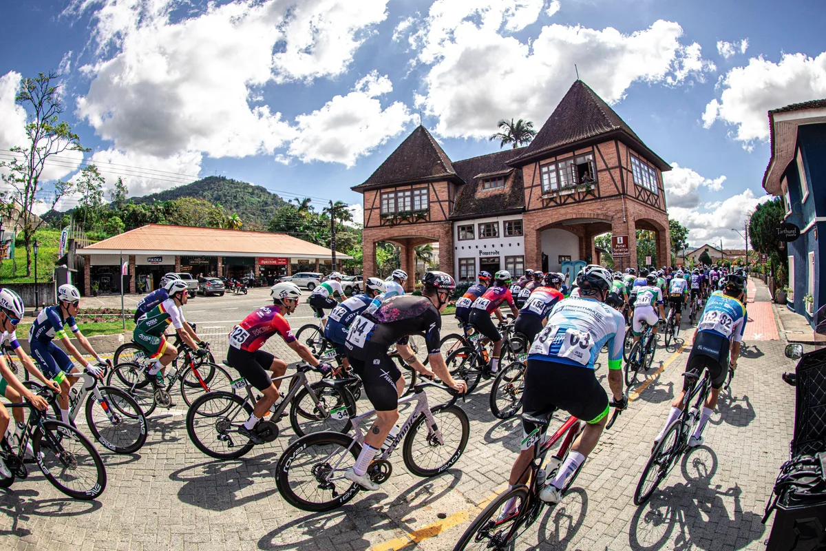 Chileno vence primeira etapa da Volta Ciclística de SC; veja classificação
