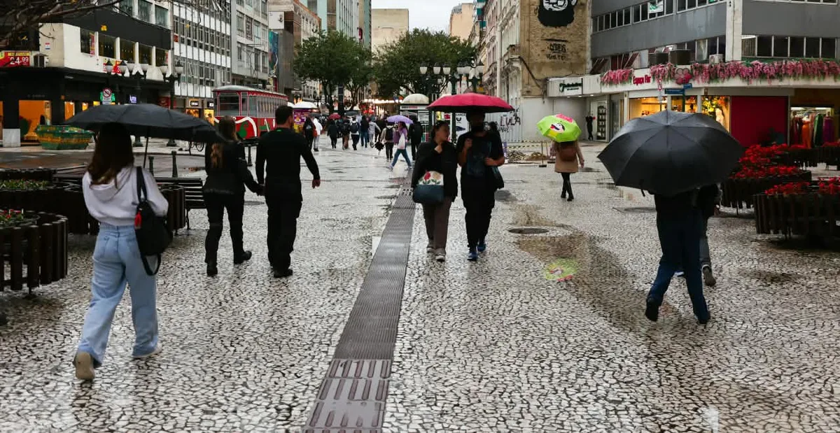 Chuva adia espetáculo na Capital e interdita rodovia na Grande Curitiba