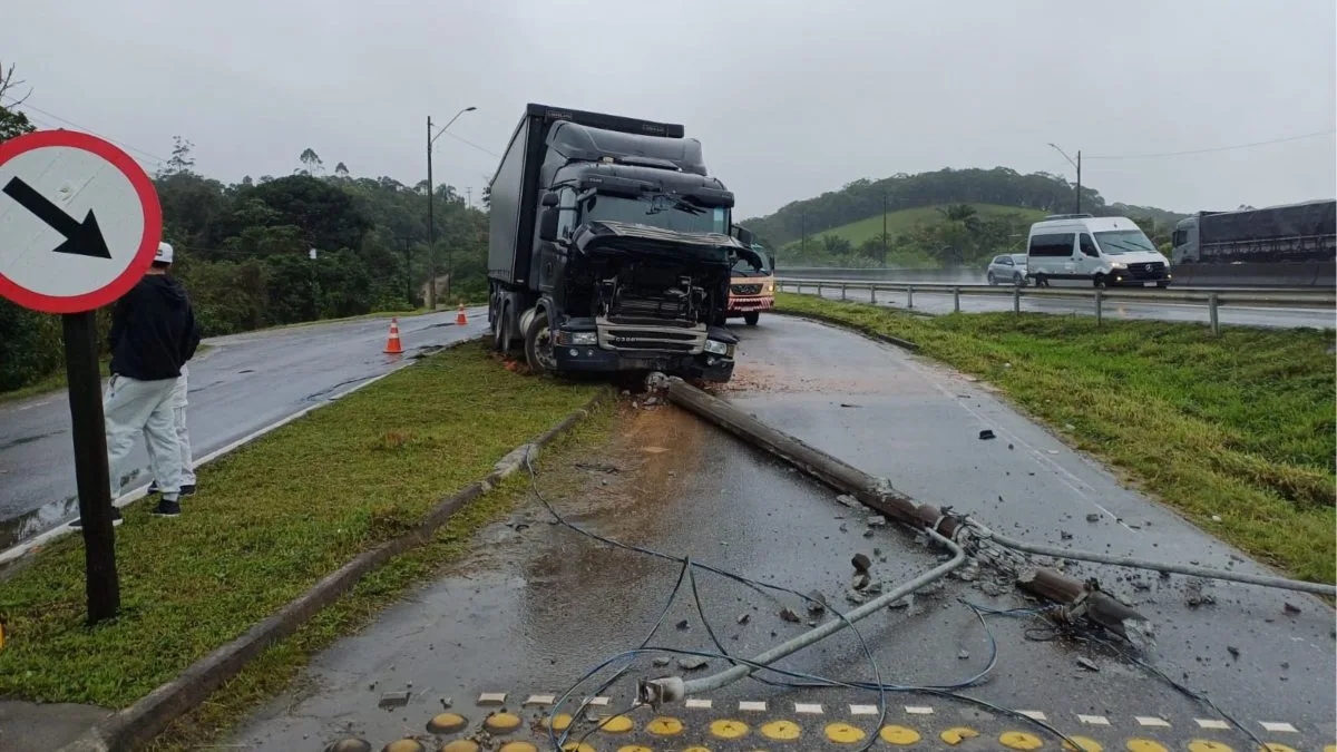 Caminhão colide com poste, derruba estrutura e causa congestionamento na BR-101 na manhã deste sábado em SC