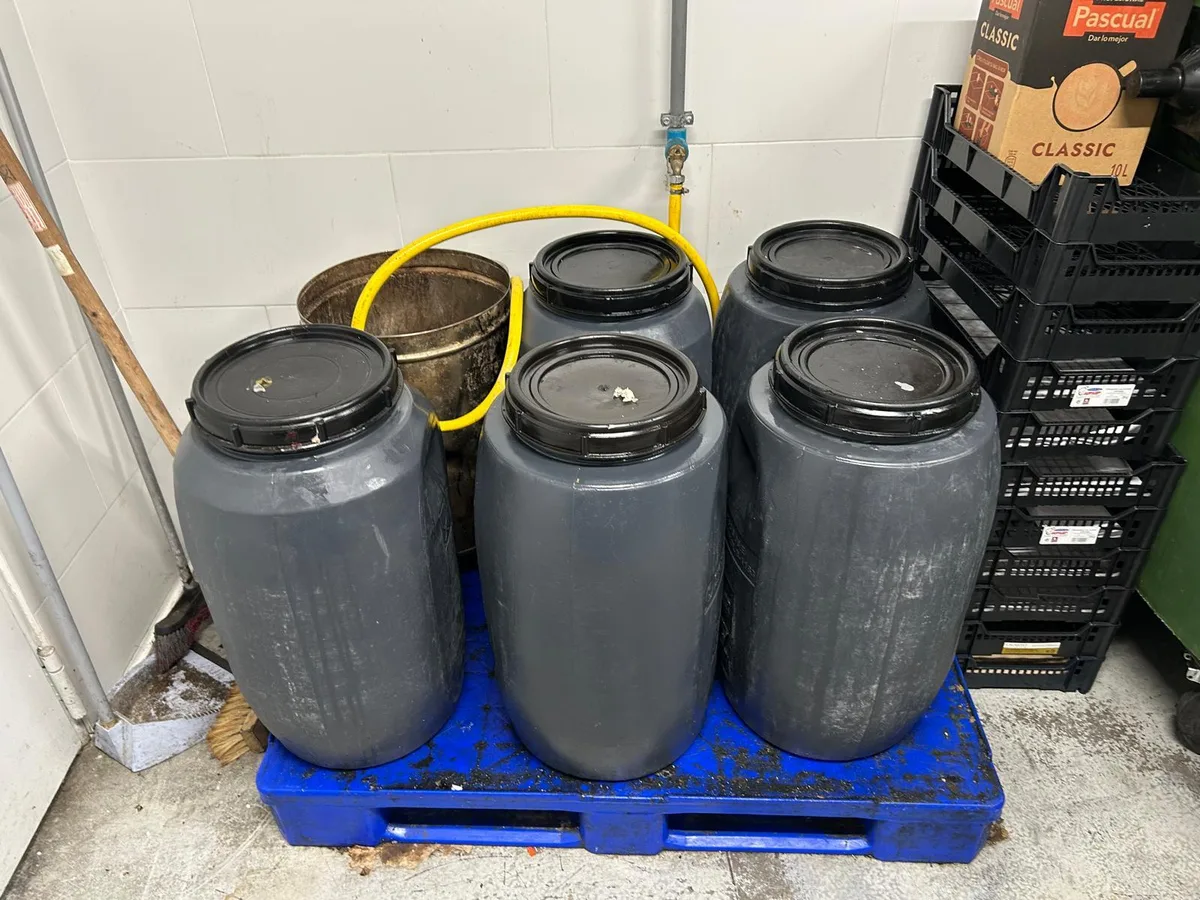 Dentro del mercado negro de aceite de cocina usado: "Se paga hasta 18.000 euros por recogida ilegal"