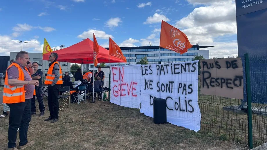 Marne : à Bezannes, un bus percute deux manifestants devant la société de services ambulanciers Clovis