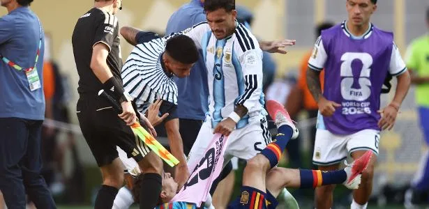Multado e suspenso por 10 jogos por confusão na Copa, Paredes vê exagero da Fifa