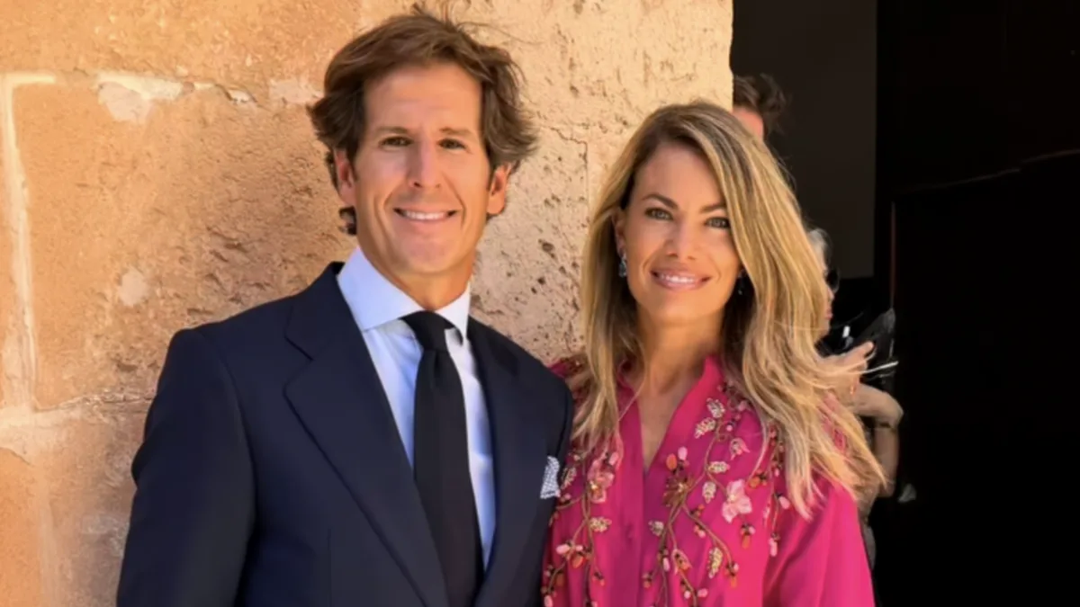 Carla Goyanes elige las dos firmas de Sassa de Osma para una boda en Menorca: un caftán buganvilla y uno de sus bolsos