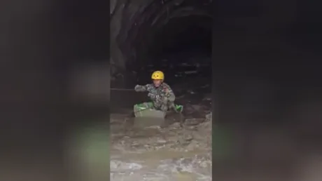 Nepal deaths cross 1,000 as rescuers continue search for hundreds trapped in tunnels