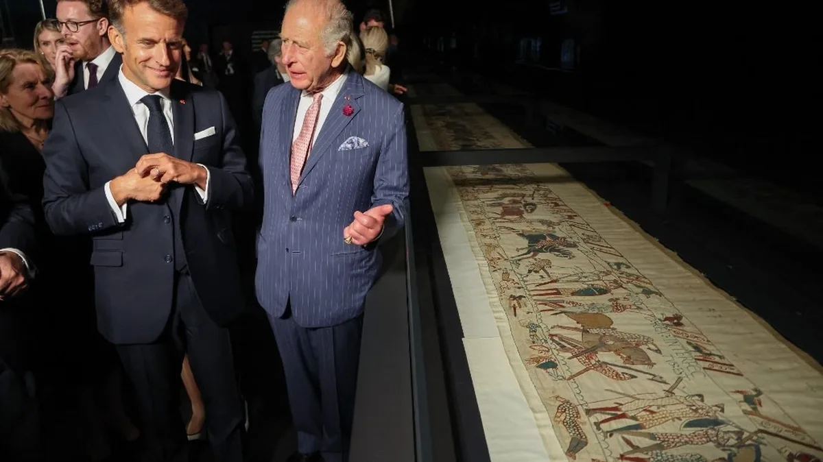 Emmanuel Macron inaugure l'exposition de la tapisserie de Bayeux à Londres et qualifie ce prêt de "geste d’amitié"