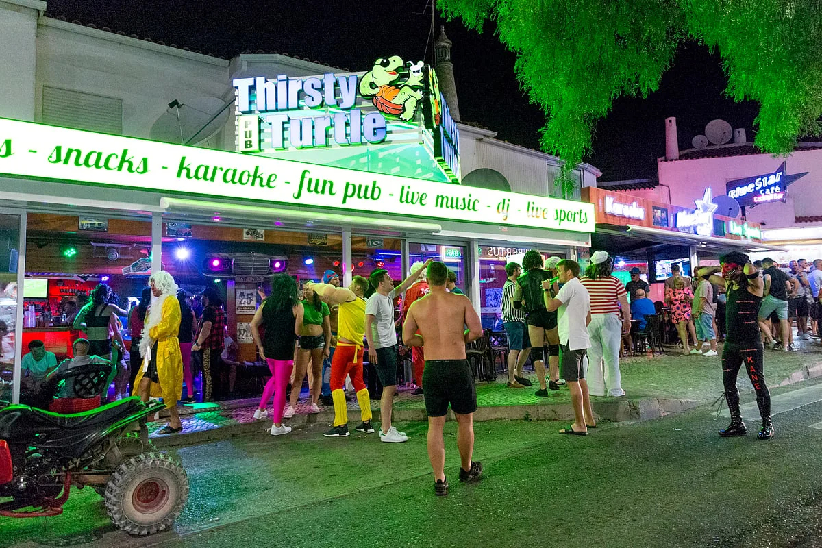 Condutor embriagado atropela 12 pessoas após desobedecer ordem da GNR em Albufeira