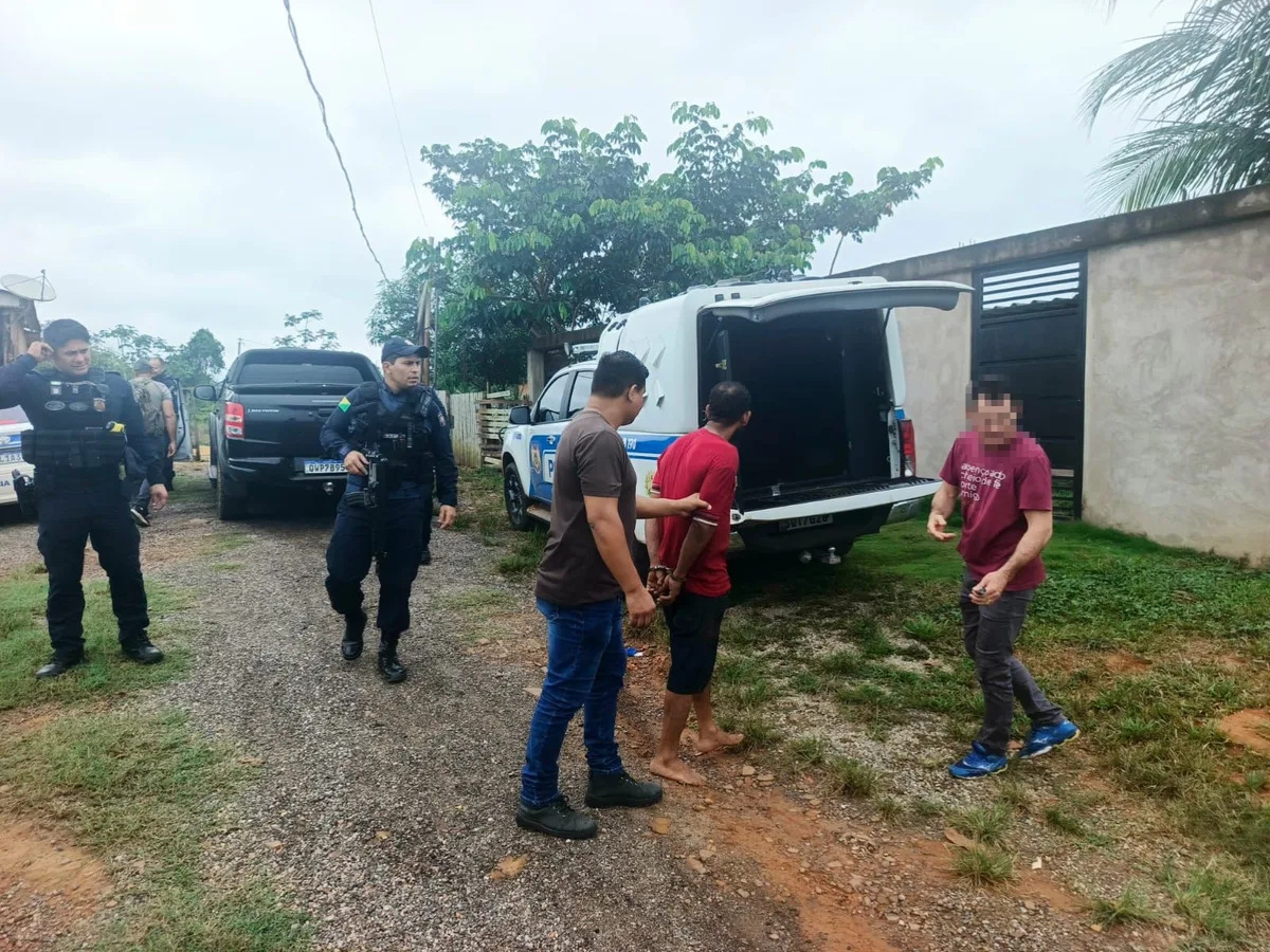 Homem rouba carro, agride vítima, foge da polícia e é pego após cair em buraco no interior do Acre