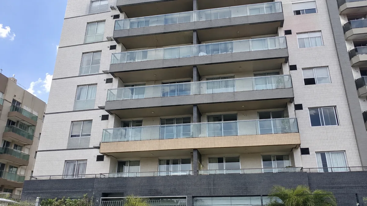 Moradora troca piso da varanda e condomínio exige que 46 metros quadrados sejam retirados por causa de uma diferença de tonalidade