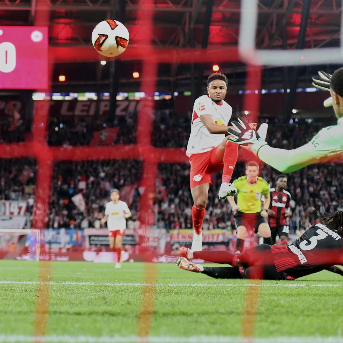 Fußball-Bundesliga - Leipzig schlägt Frankfurt im Abendspiel - Neuer-Patzer sorgt im Bayern-Spiel für frühestes Tor der Bundesliga-Geschichte