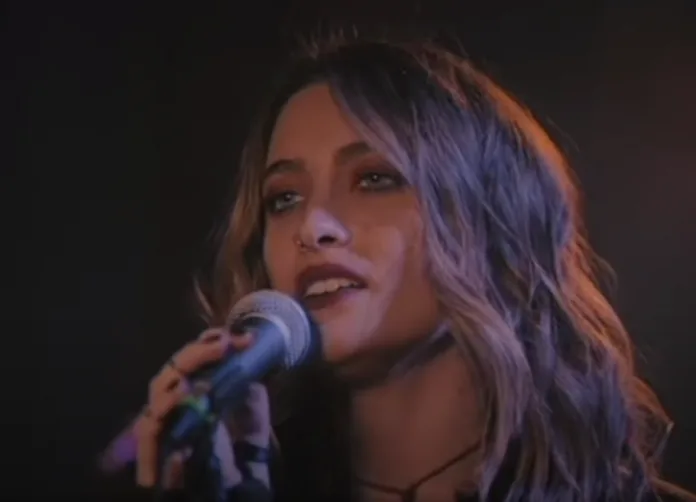 Paris Jackson revela detalhes de tratamento contra depressão: “dor mais aguda que já experimentei”