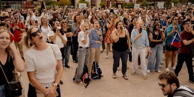 Au « karaoké géant » Céline Dion organisé à Paris, les fans de la chanteuse ont donné de la voix