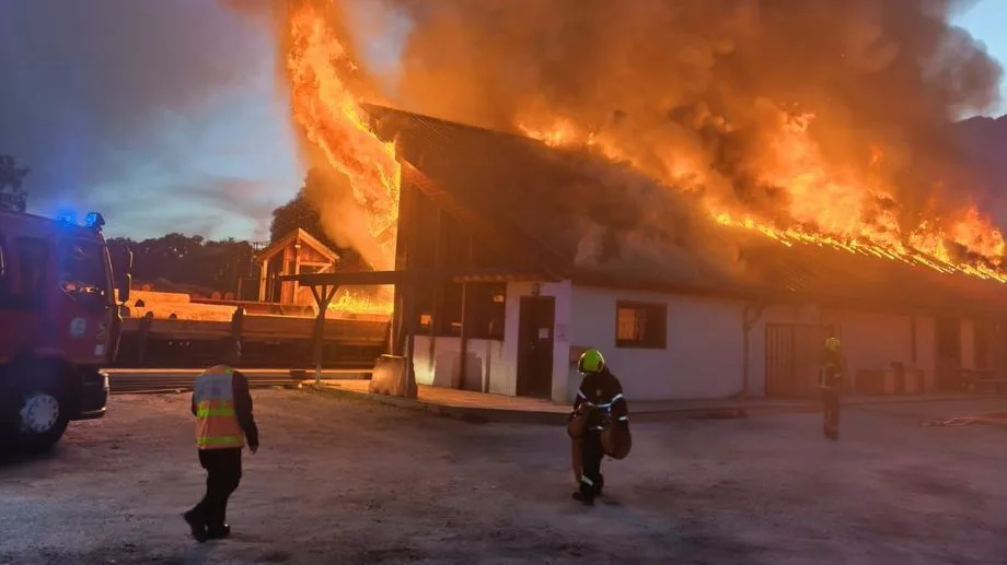 EN IMAGES - Isère : un important incendie dans une scierie à Goncelin, 5000 mètres carrés détruits par les flammes