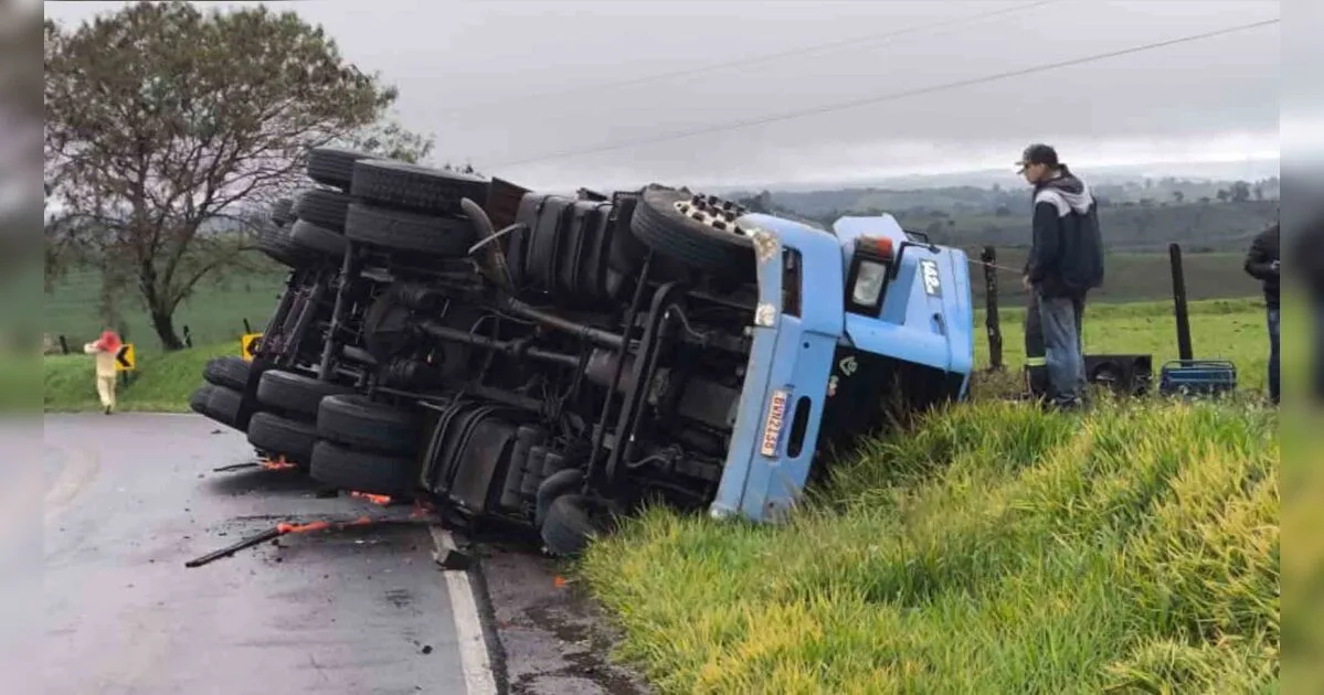 Carreta tomba próximo ao radar de Pouso Alegre, em Jardim Alegre