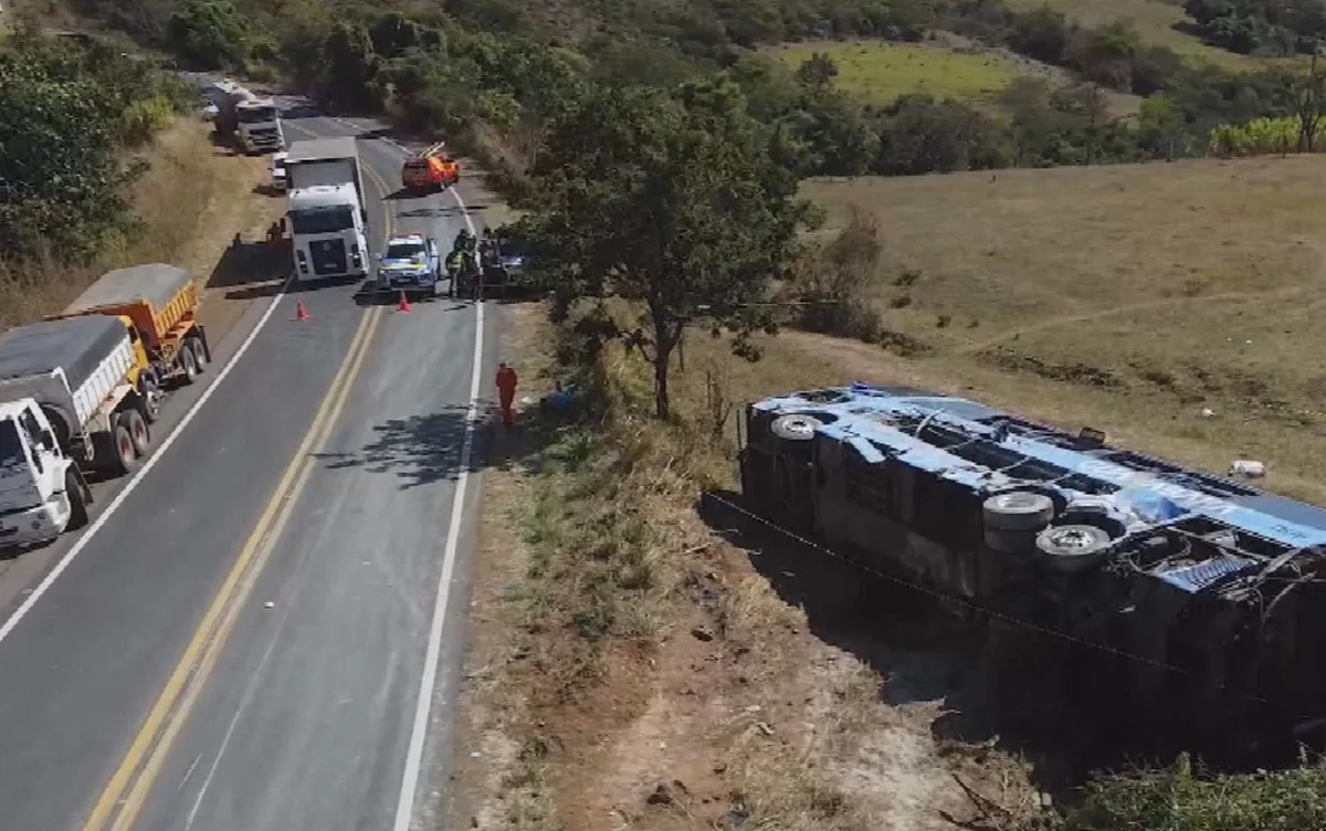 Caminhão que se envolveu em acidente com ônibus que causou mortes na GO-010 estava a 120 km por hora, diz polícia