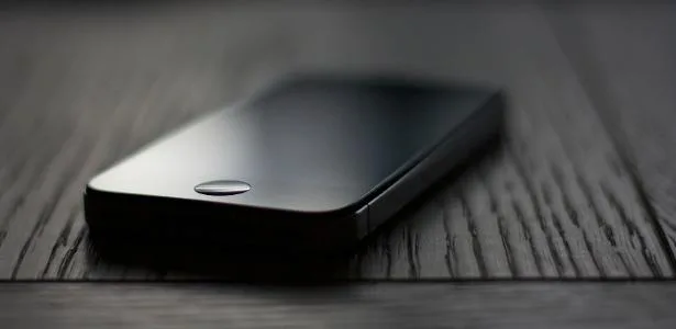 Por que colocar o celular virado para baixo na mesa é recomendado?