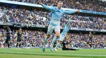 City soma sétimo triunfo seguido, Liverpool bate Brentford com reviravolta