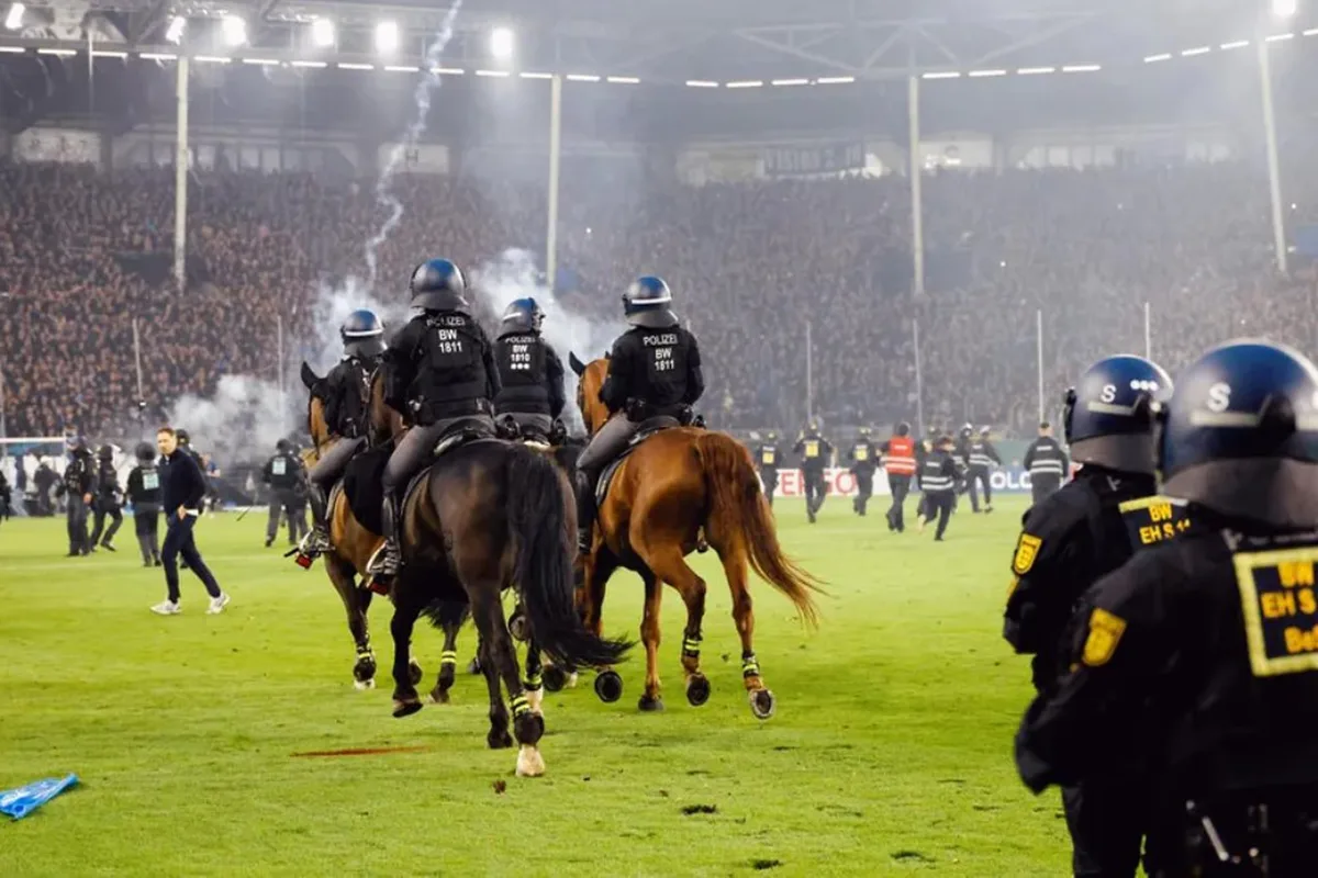 Ardió un clásico alemán: la policía montada entró en la cancha ante una invasión de hinchas y hubo 85 heridos