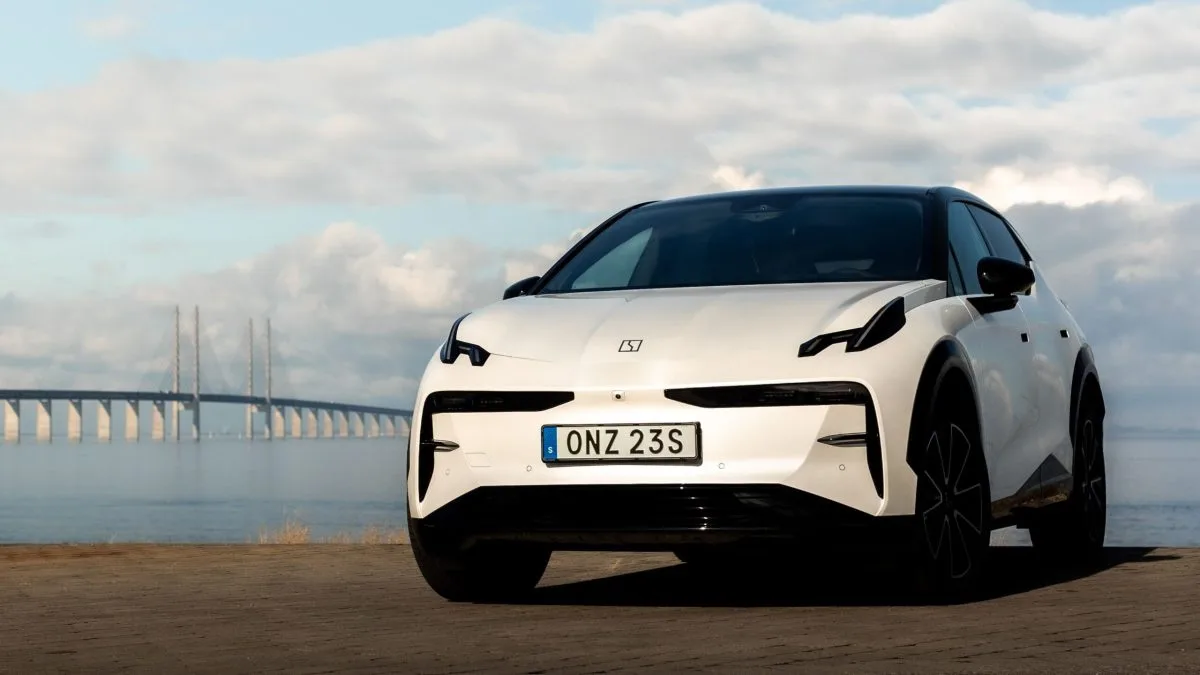 Guerre des prix des voitures chinoises, plus d’autonomie pour le Scénic et le Tesla Model Y explose les scores : le récap’ Vroom de la semaine