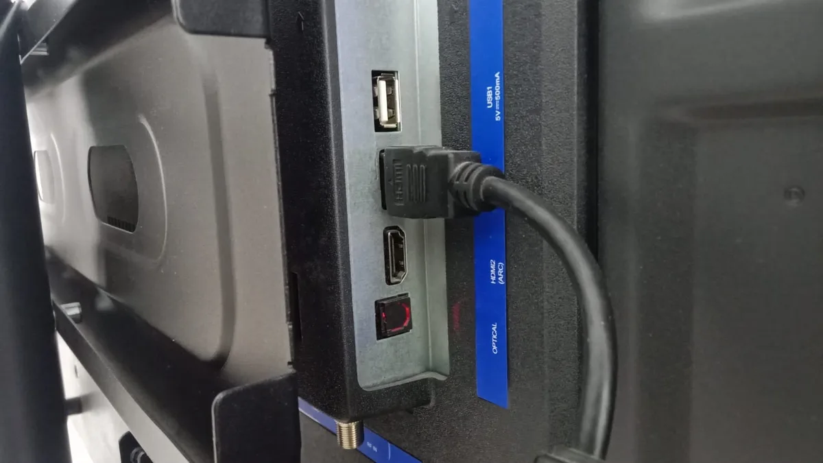 Cuáles son las diferencias entre puertos USB de un televisor según color y velocidad
