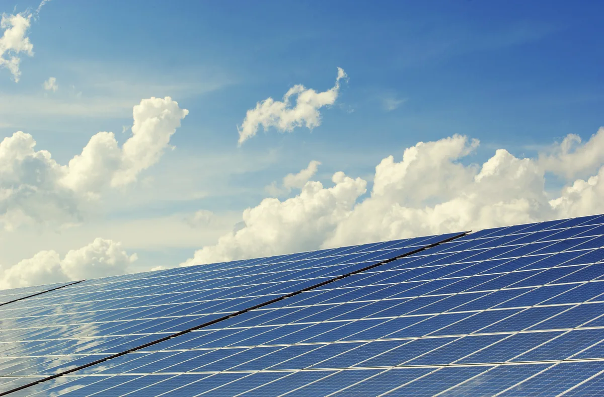 Vila Velha quer investir R$ 250 milhões para levar energia solar a prédios públicos