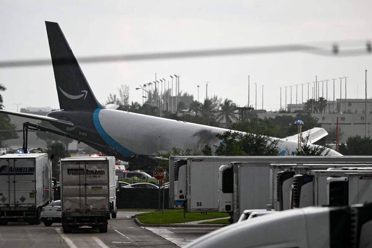 États-Unis : un avion-cargo sort de piste à son atterrissage à Miami et fait cinq morts