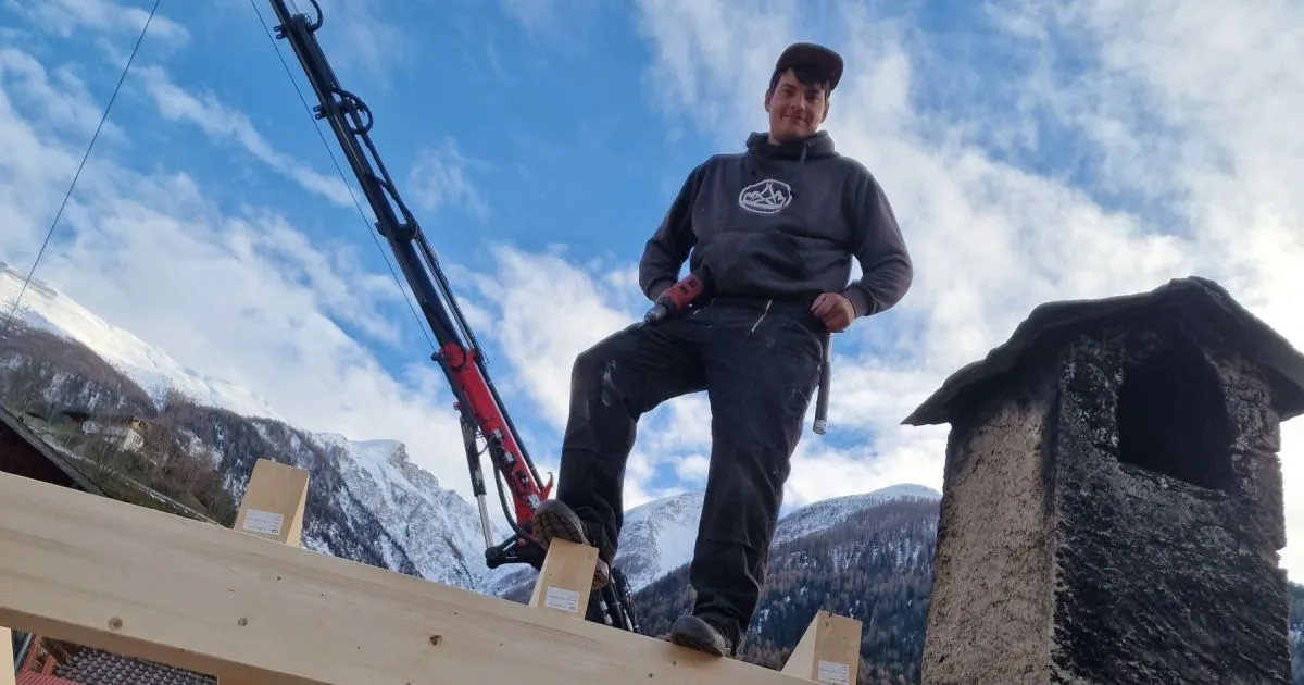 Tejas nazis, balas y otras sorpresas: lo que encontró un carpintero argentino al restaurar casas de 200 años en Suiza