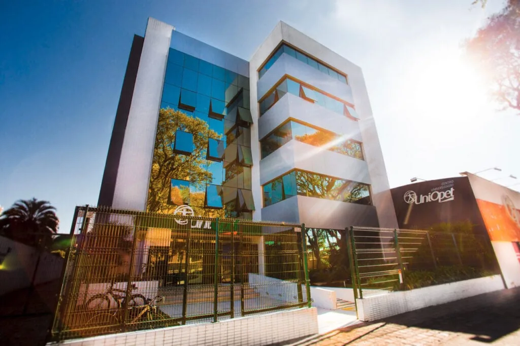 Curitiba ganha novo curso de Medicina com 60 vagas e início ainda em 2026
