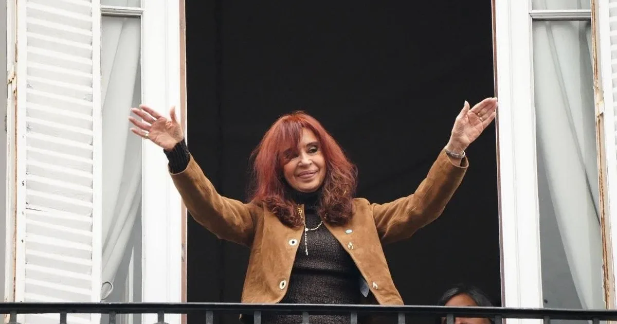 Día de la Lealtad por separado: Kicillof defendió a Cristina Kirchner y La Cámpora llenó San José 1111