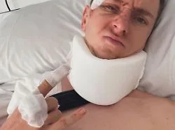 Halskrause, Wunden am Kopf: Nach Horror-Sturz: Lädierter Pogacar meldet sich aus dem Krankenhaus