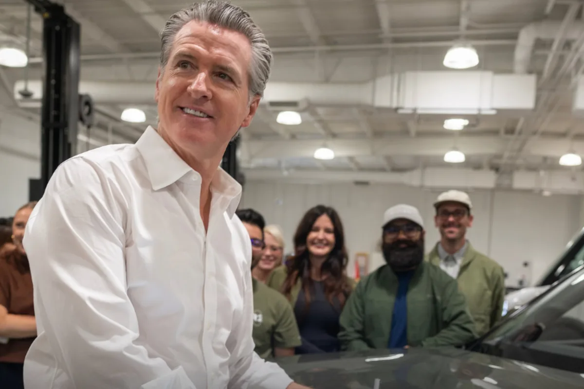 Confirmado por Gavin Newsom: el plan que beneficia a los conductores en California e involucra US$95 millones