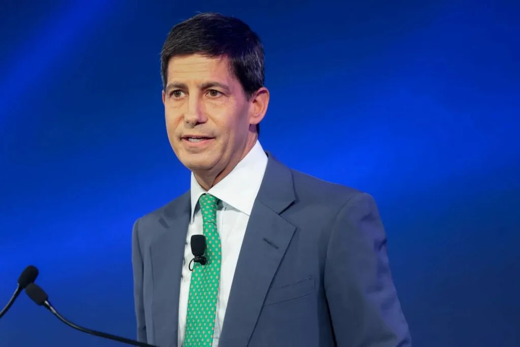 Warsh diz que inflação está muito alta e abre caminho a subida de juros