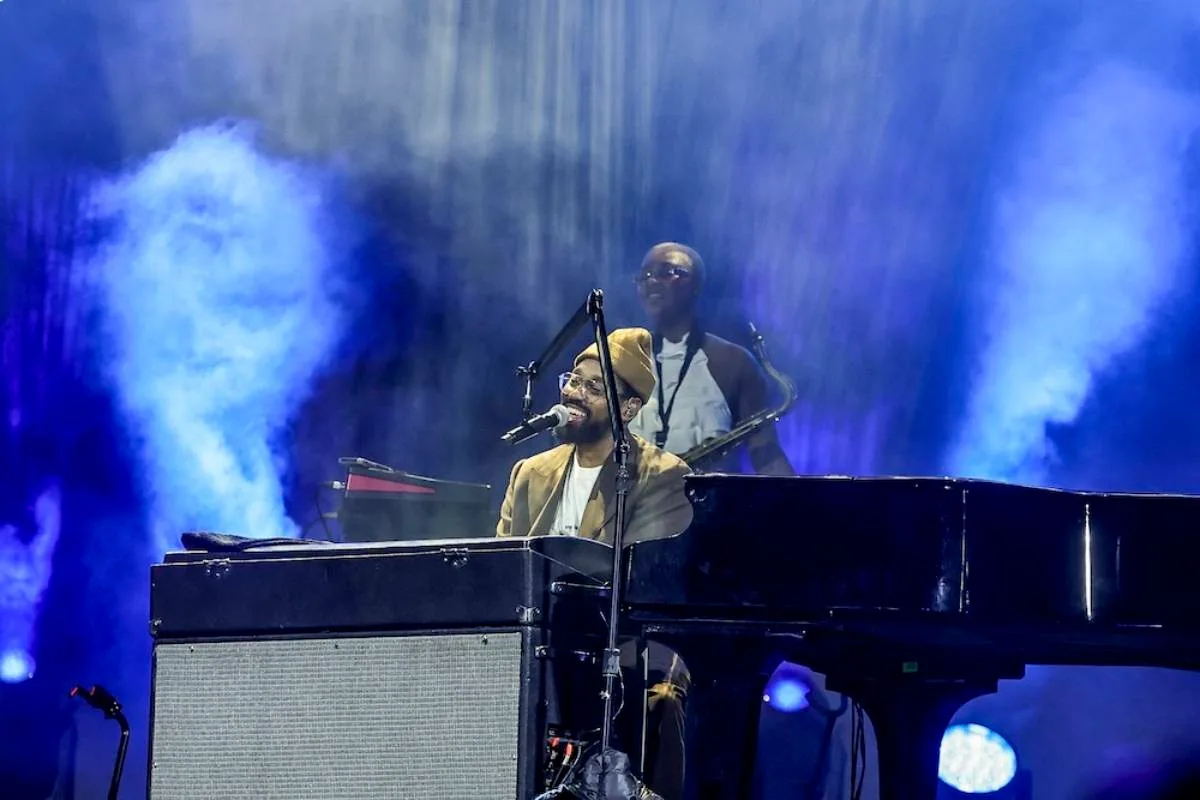 PJ Morton faz show encantador misturando gospel, soul e R&B, mas é ofuscado em dia de K-pop e canta para público modesto