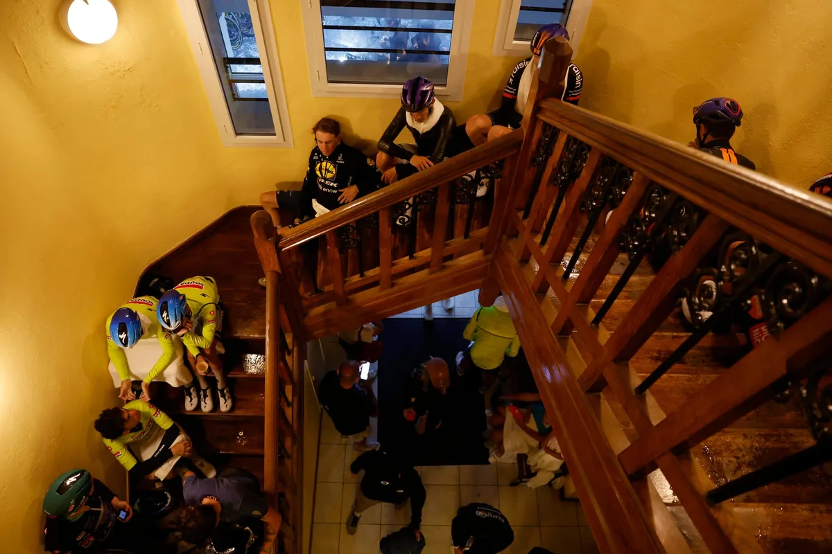 El pelotón de la Vuelta a España escribe una oleada de reseñas positivas para el hotel que les acogió durante la granizada de la tercera etapa