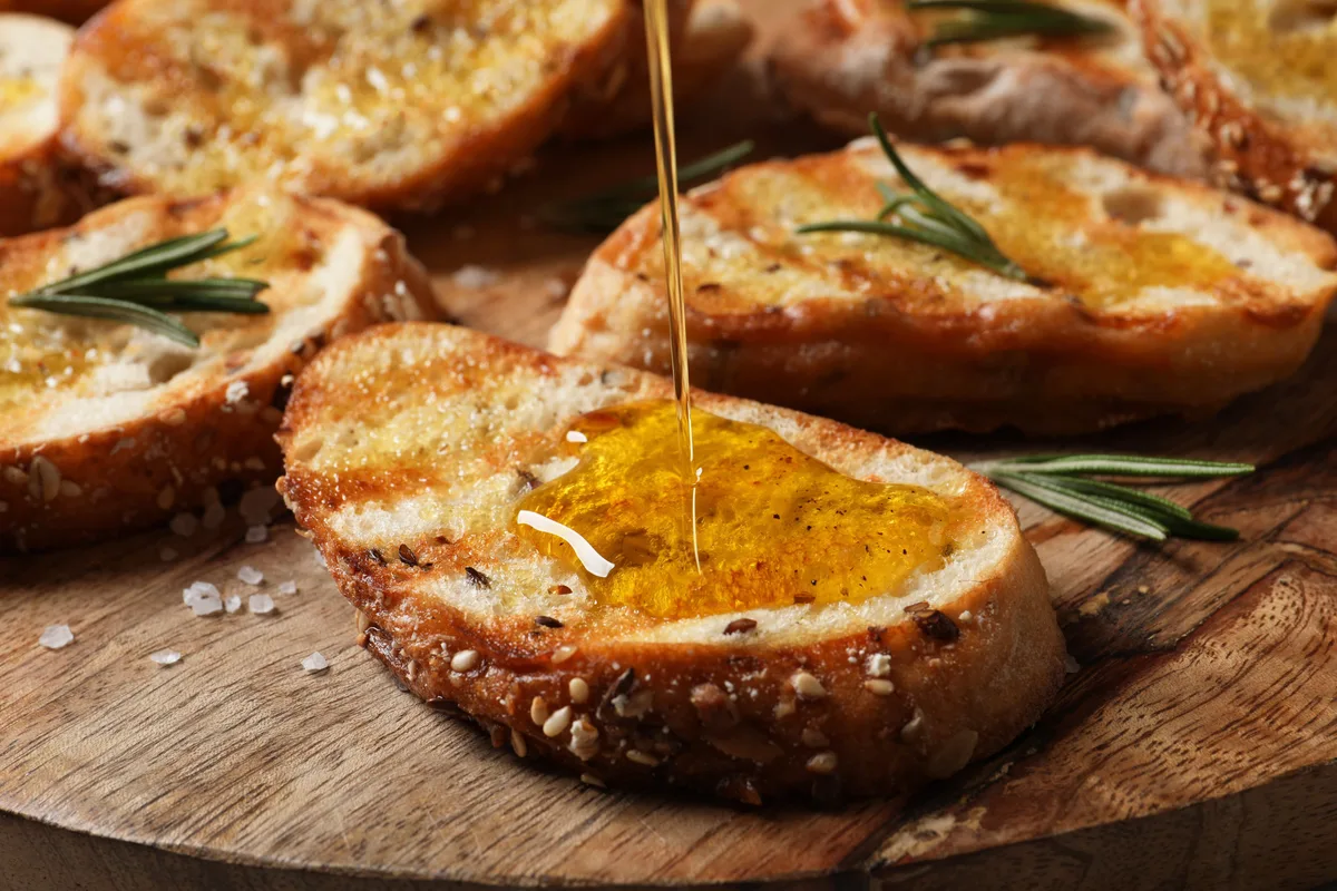 Aceite de oliva virgen extra: propiedades y beneficios del ‘superalimento’ español que cuida el corazón