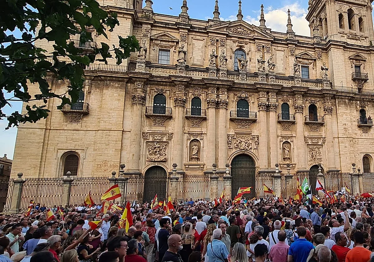 7.000 jiennenses se han concentrado en la Plaza de Santa María en apoyo a Ceuta