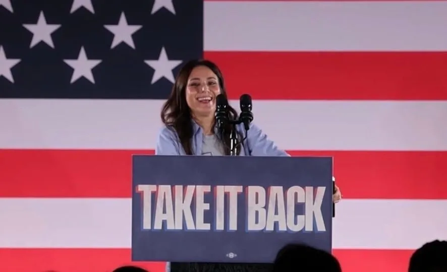 El nuevo lema de la candidata Gina Hinojosa en Texas: “Mis pronombres son mamá, texana y, próximamente, gobernadora”