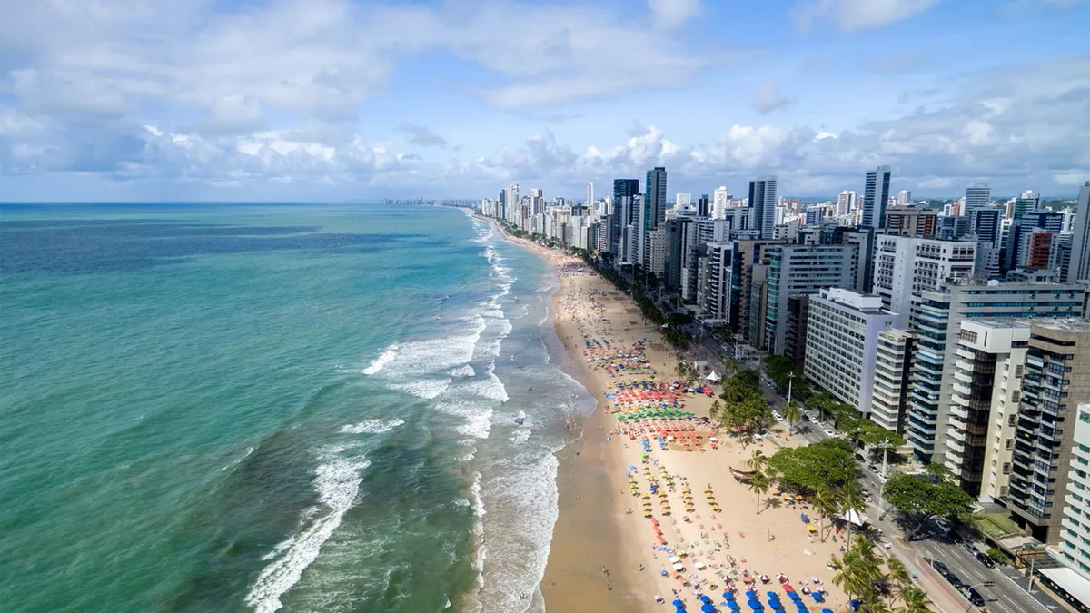 Capital nordestina tem uma praia urbana de 8 km onde recifes formam piscinas naturais de águas mornas diante de prédios, hotéis e uma enorme avenida à beira-mar