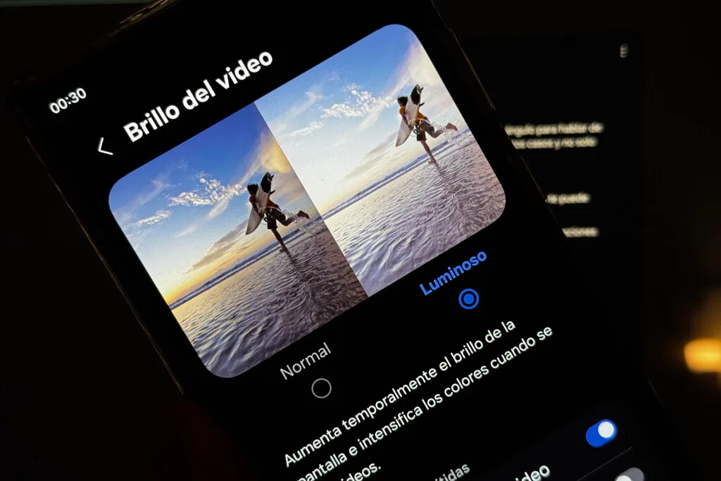 No necesitas subir el brillo cada vez que ves un video: tu Samsung puede hacerlo automáticamente