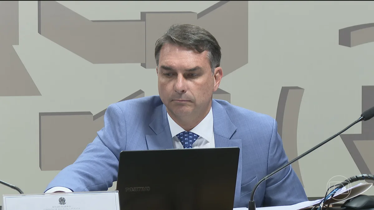 Flávio Bolsonaro é investigado, desde julho, em inquérito da PF que apura suspeitas de irregularidades no financiamento de 'Dark Horse'