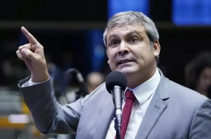 Filiação fake: Lindbergh quer acareação entre Flávio Bolsonaro e Renan Santos