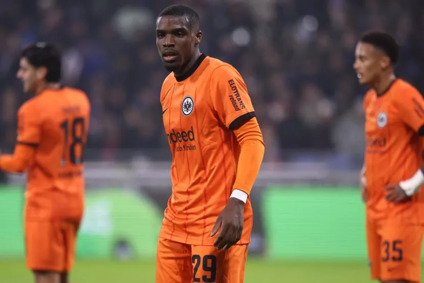 Mercato : le latéral de l'Eintracht Francfort Niels Nkounkou officiellement prêté à Nice