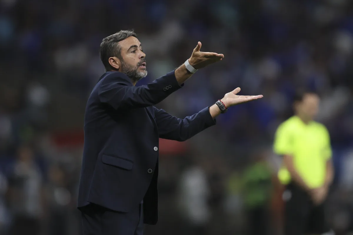 Artur Jorge vê Cruzeiro “dominante” e diz a quem empate favoreceu