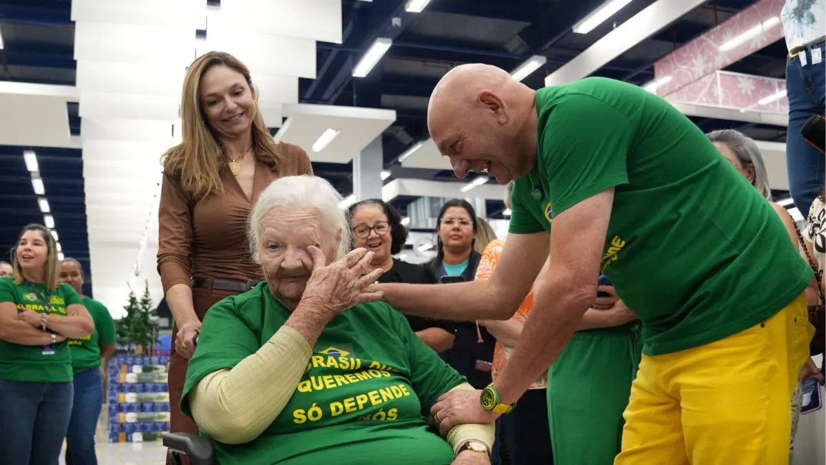 Luciano Hang visita idosa 82 anos em asilo em SP, doa R$ 50 mil e a leva de helicóptero para realizar sonho de conhecer megaloja da Havan