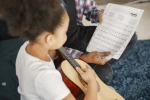 STJ discute se plano de saúde deve ser obrigado a custear musicoterapia para TEA