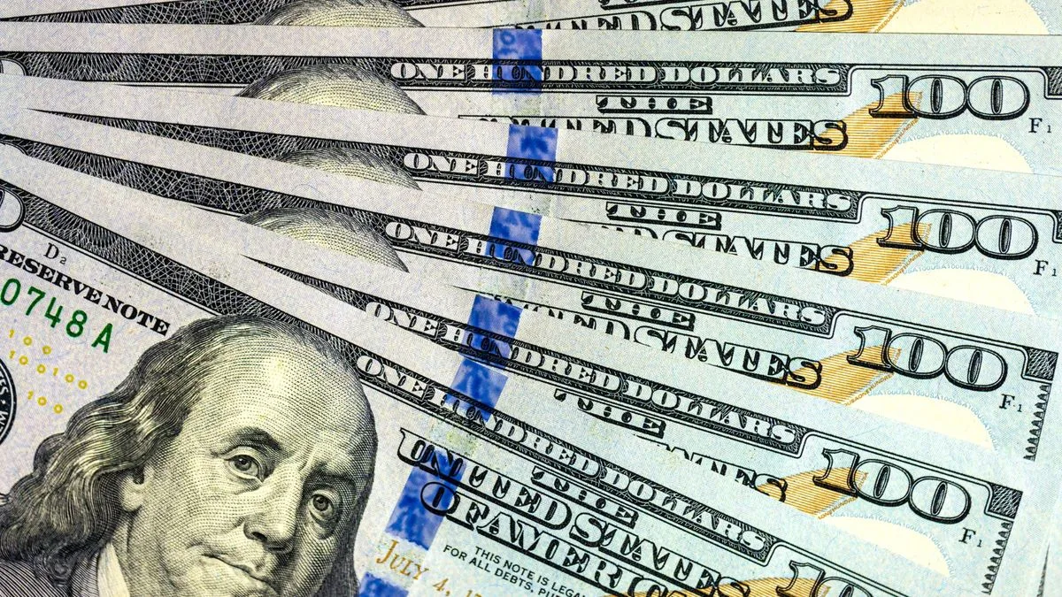 El dólar oficial anotó su segunda baja semanal al hilo y amplió a más de 27% la brecha con techo de la banda